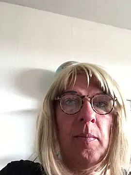 Snapshot of simone_xdressing chatting on April 26, 2026, 2:14 pm simone xdressing online show from April 26, 2026, 2:14 pm