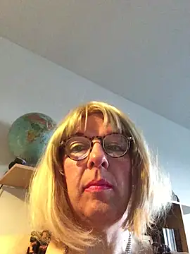 simone xdressing online show from March 15, 2026, 5:20 pm