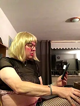 simone xdressing online show from November 5, 2025, 1:09 am