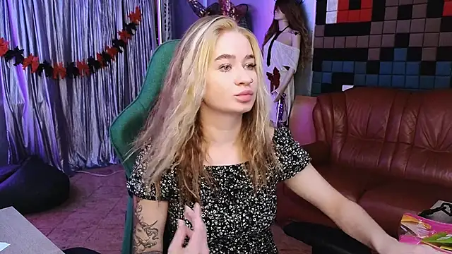 LeilaUvrays online show from November 10, 2025, 1:38 pm