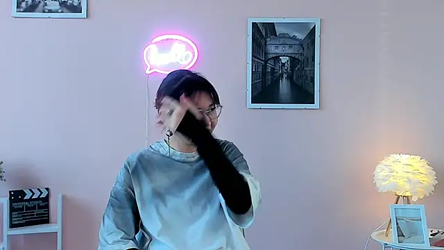 Snapshot of MoonKanan chatting on November 17, 2025, 6:17 am MoonKanan online show from November 17, 2025, 6:17 am