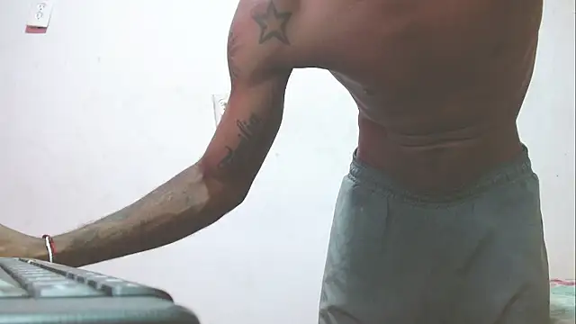 antonela-cris online show from November 24, 2025, 1:22 pm