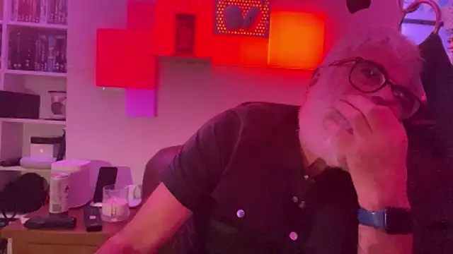 LeatherSdaddy online show from April 18, 2026, 2:03 am