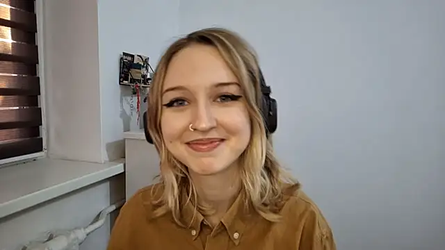 SilvanaKelson online show from November 11, 2025, 10:32 am