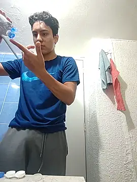 Snapshot of ianyoung18 chatting on November 12, 2025, 6:45 pm ianyoung18 online show from November 12, 2025, 6:45 pm