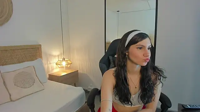 cloee20  online show from December 17, 2025, 2:27 am