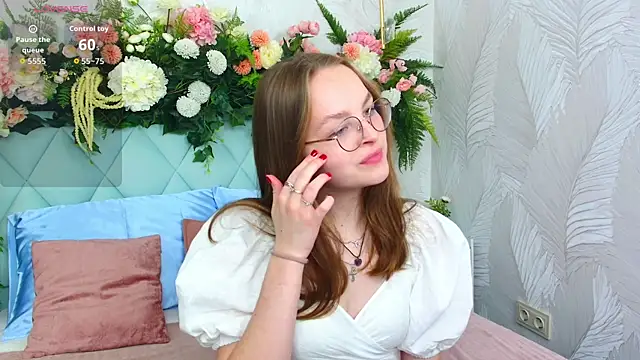 MadisonSmitt online show from November 23, 2025, 5:06 am