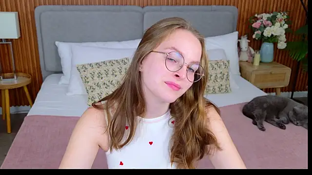 MadisonSmitt online show from November 18, 2025, 5:11 am