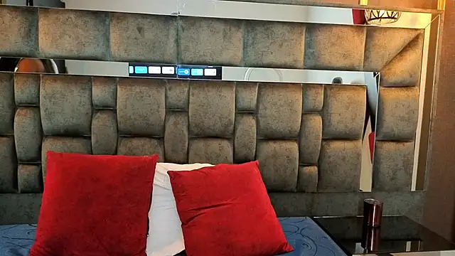 IssaJones  online show from November 14, 2025, 7:39 pm