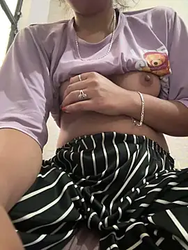 Snapshot of isha_sharma2002 chatting on February 23, 2026, 4:58 am isha sharma2002 online show from February 23, 2026, 4:58 am