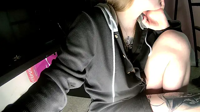 Snapshot of secretcouple_00 chatting on February 14, 2026, 2:17 pm secretcouple 00 online show from February 14, 2026, 2:17 pm