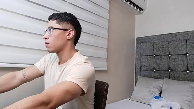 Snapshot of Chrix_Velez chatting on November 17, 2025, 7:40 pm Chrix Velez online show from November 17, 2025, 7:40 pm