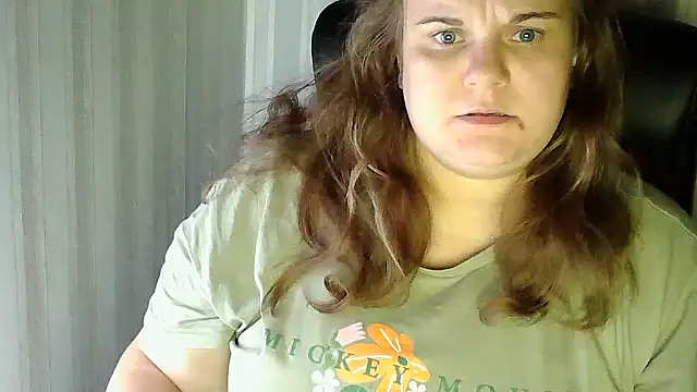 Snapshot of HollyXXEva chatting on November 24, 2025, 12:32 am HollyXXEva online show from November 24, 2025, 12:32 am