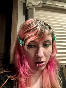 needlefaceUwU online show from November 13, 2025, 8:29 am