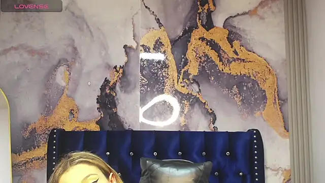 Evy Luxx v online show from April 15, 2026, 8:20 pm