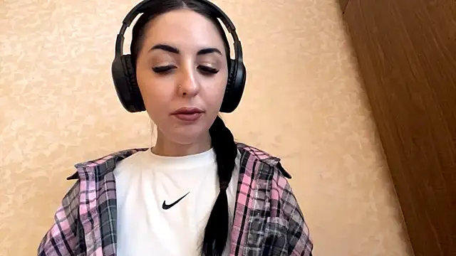 CindyFlowers online show from November 14, 2025, 12:20 pm