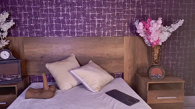 Snapshot of zyrastorm chatting on December 17, 2025, 4:23 pm zyrastorm online show from December 17, 2025, 4:23 pm