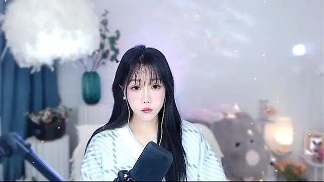 Snapshot of Laura_520 chatting on November 22, 2025, 12:43 am Laura 520 online show from November 22, 2025, 12:43 am