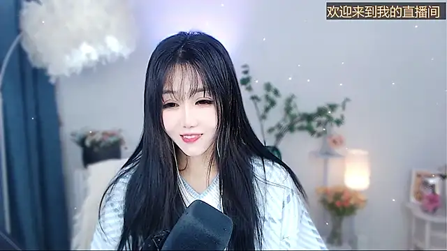 Snapshot of Laura_520 chatting on December 1, 2025, 11:38 pm Laura 520 online show from December 1, 2025, 11:38 pm