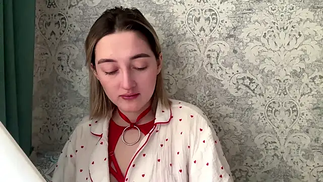 Emily lyy online show from December 18, 2025, 10:52 am