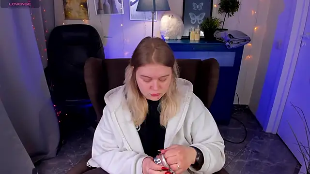 Snapshot of LouiseMous chatting on February 4, 2026, 8:04 pm LouiseMous online show from February 4, 2026, 8:04 pm