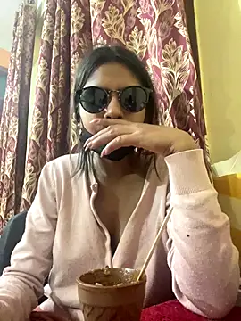 Snapshot of sexyayeshadesi chatting on December 2, 2025, 6:09 pm sexyayeshadesi online show from December 2, 2025, 6:09 pm