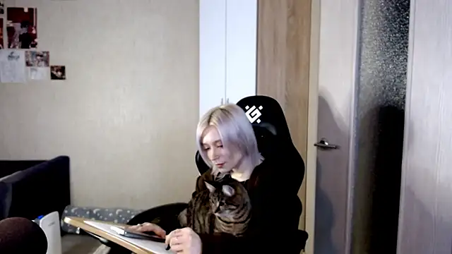 SophiaLur online show from December 5, 2025, 3:54 pm