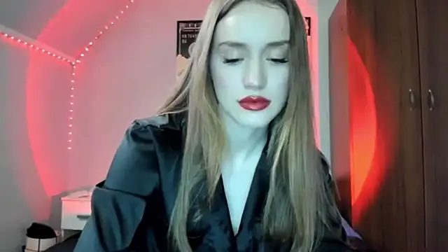 tinyglow online show from March 4, 2026, 8:05 pm