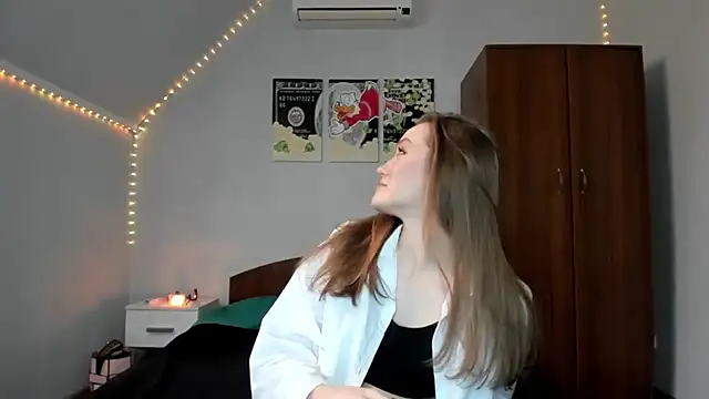 Snapshot of tinyglow chatting on December 2, 2025, 2:19 pm tinyglow online show from December 2, 2025, 2:19 pm