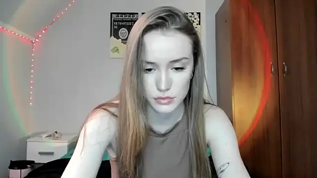 Snapshot of tinyglow chatting on December 3, 2025, 4:46 am tinyglow online show from December 3, 2025, 4:46 am