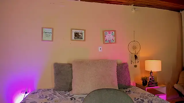 aghata jackson  online show from November 18, 2025, 2:53 pm