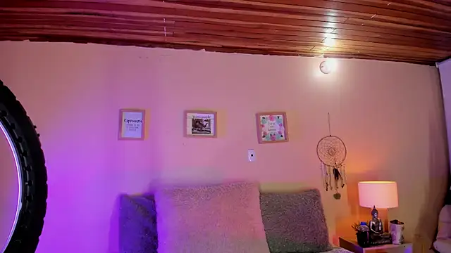 aghata jackson  online show from November 28, 2025, 1:33 pm