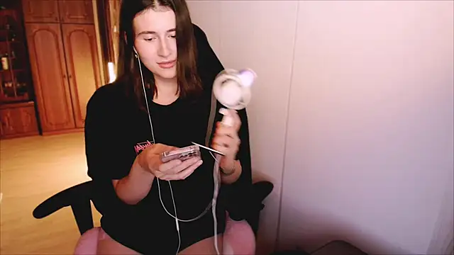 KristinaScott online show from February 12, 2026, 3:56 pm