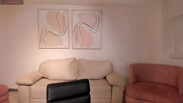 HaileyRoss  online show from February 18, 2026, 11:39 am