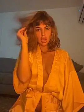 honeysohpia online show from November 17, 2025, 7:23 am