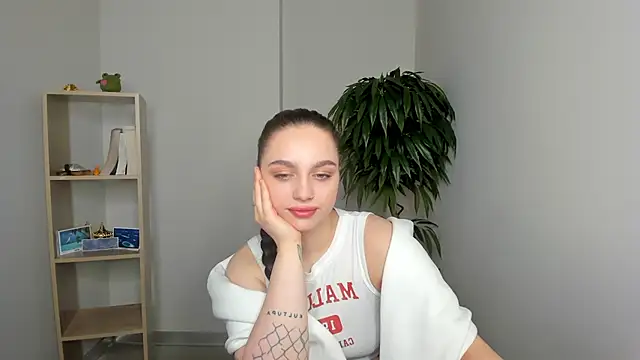 Snapshot of LucileDeloatch chatting on November 16, 2025, 8:52 am LucileDeloatch online show from November 16, 2025, 8:52 am