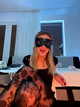 lunababy77 online show from December 18, 2025, 4:33 pm