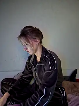 carolinakis  online show from December 1, 2025, 9:59 pm