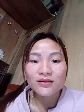 Snapshot of Lee-Thee chatting on November 17, 2025, 9:24 am Lee-Thee online show from November 17, 2025, 9:24 am