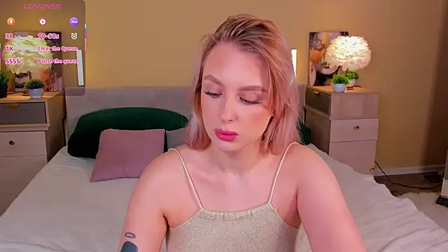 Snapshot of KiraRuiz chatting on February 3, 2026, 1:05 am KiraRuiz online show from February 3, 2026, 1:05 am