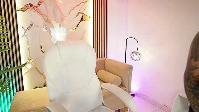 MeganLowell online show from December 5, 2025, 5:33 pm