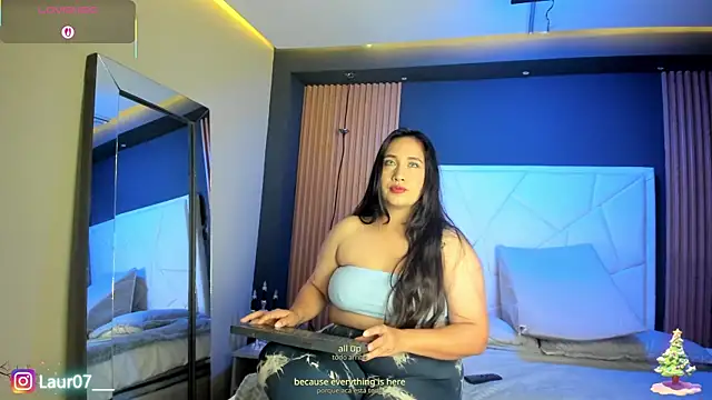 Snapshot of Lauroberts7 chatting on December 17, 2025, 3:44 am Lauroberts7 online show from December 17, 2025, 3:44 am