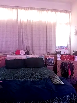 Snapshot of LaReineCleo chatting on February 11, 2026, 12:05 pm LaReineCleo online show from February 11, 2026, 12:05 pm