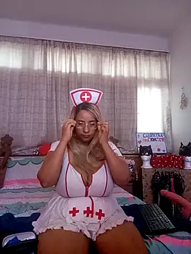 Snapshot of LaReineCleo chatting on February 3, 2026, 11:26 am LaReineCleo online show from February 3, 2026, 11:26 am