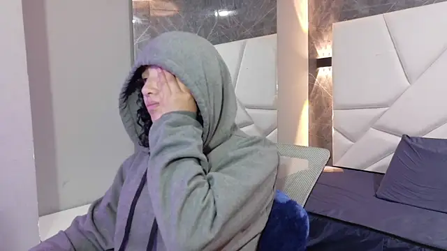 Snapshot of pettymoon1 chatting on December 20, 2025, 3:37 pm pettymoon1 online show from December 20, 2025, 3:37 pm