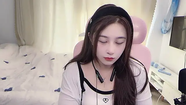 Snapshot of TTtia_ chatting on December 23, 2025, 1:27 am TTtia online show from December 23, 2025, 1:27 am