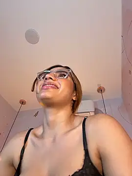 IsabelaStefano online show from February 9, 2026, 3:15 am