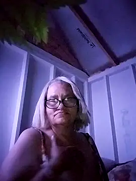 Snapshot of bella5757 chatting on February 16, 2026, 2:32 am bella5757 online show from February 16, 2026, 2:32 am