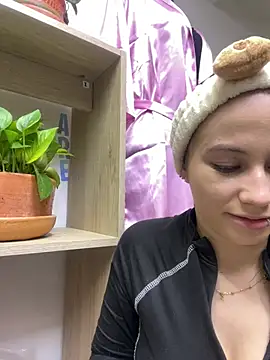 MiaWhiteBunny online show from April 17, 2026, 8:44 pm