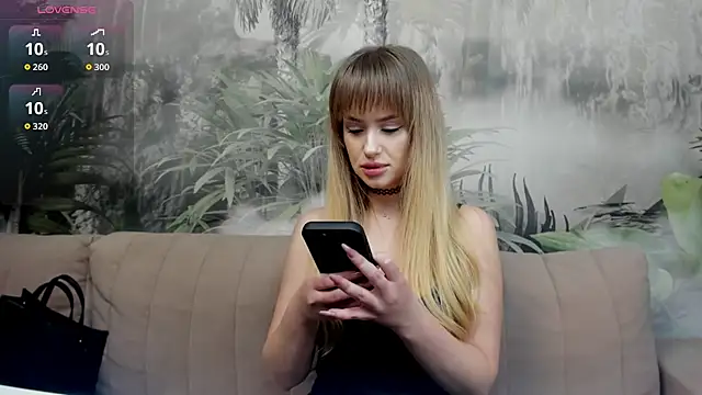 Snapshot of ChloeeBee chatting on December 18, 2025, 4:11 pm ChloeeBee online show from December 18, 2025, 4:11 pm